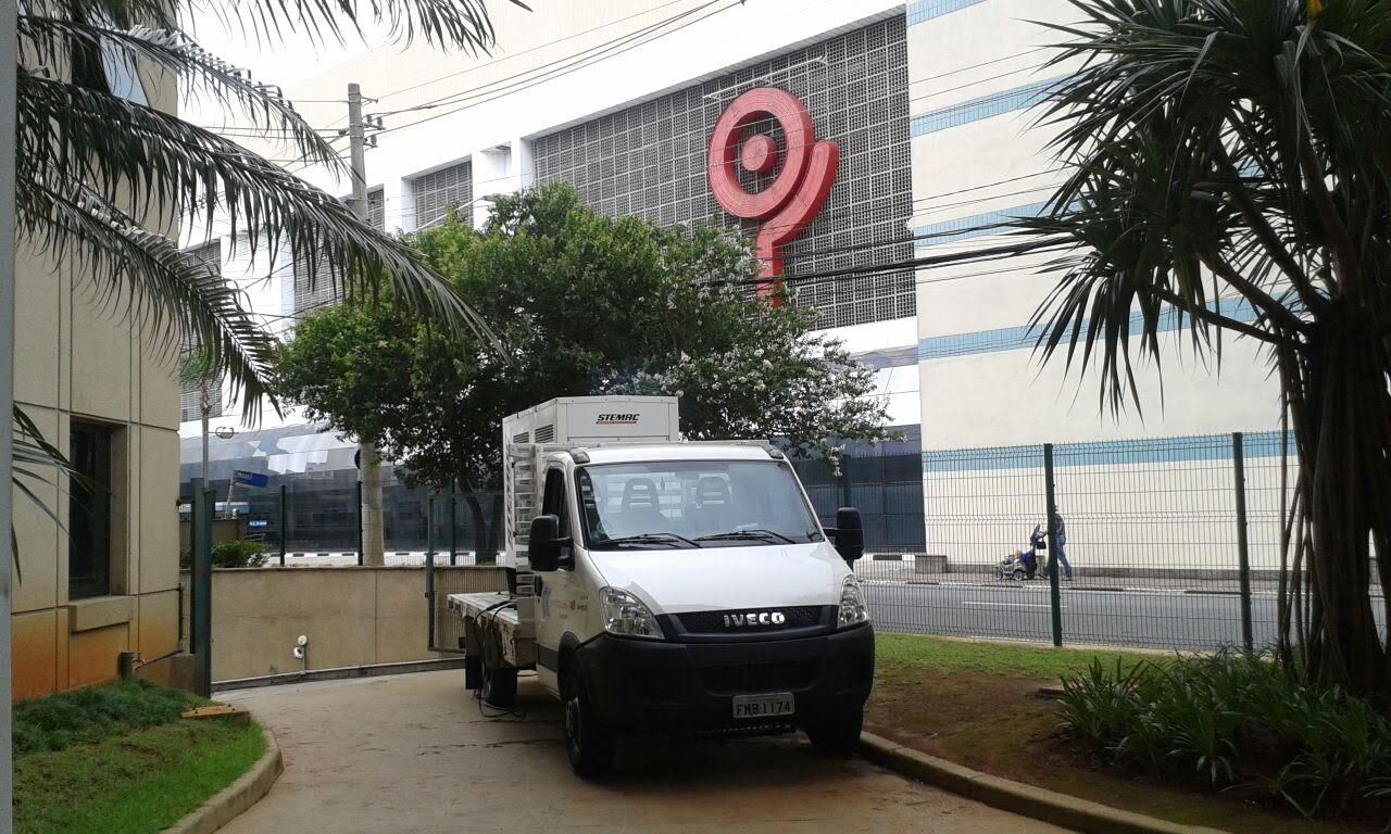 Gerador Alfatec sobre caminhão estacionado na entrada de um centro comercial para evento corporativo